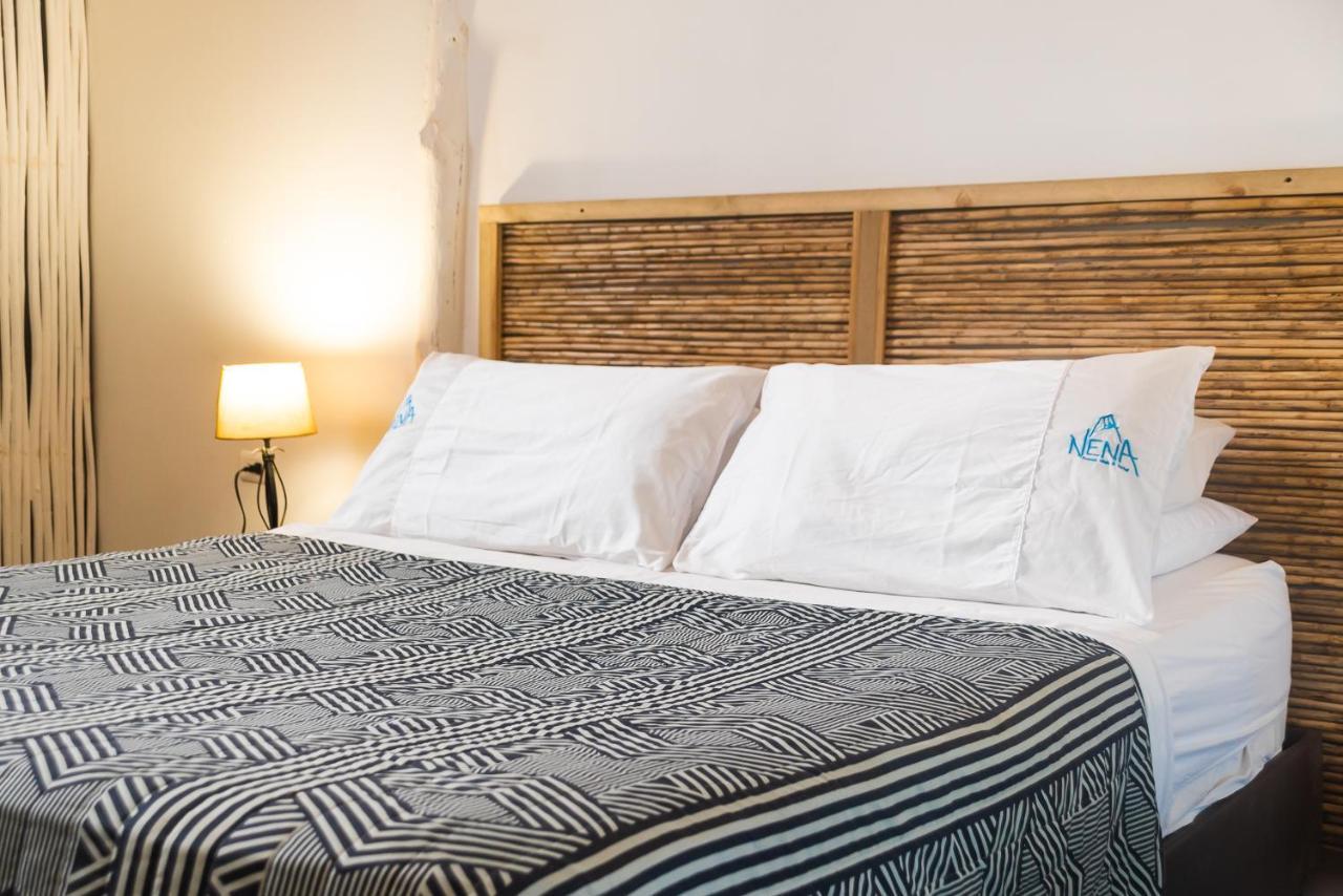Habitación con cama grande y vistas al mar