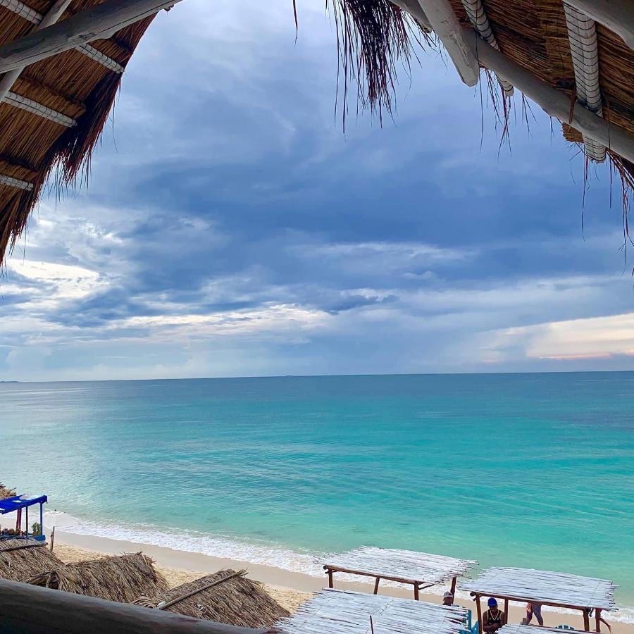 Suite con cama extragrande y vistas al mar